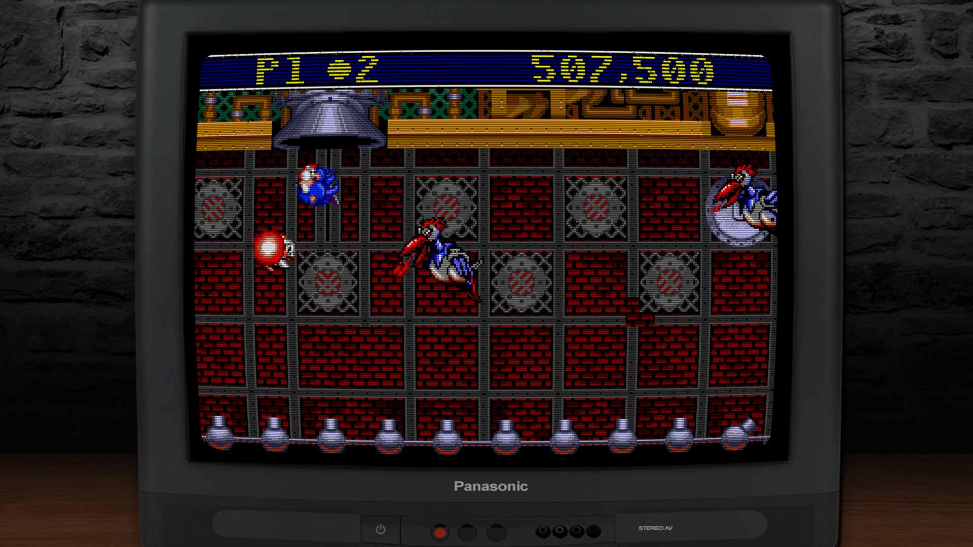 Kampf in Sonic Spinball – Sonic springt durch einen metallischen Raum mit Krähen ähnlichen Gegnern.