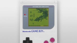 Bosskampf in Nemesis auf dem Game Boy – ein riesiges, muschelartiges Alien mit Stacheln greift das Raumschiff an.